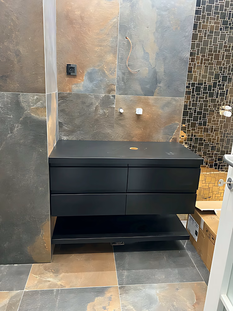 Mobilier negru suspendat