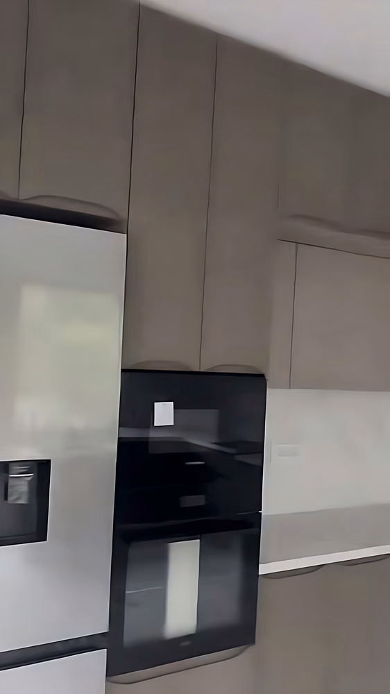 Coloana cu aparate încorporate, lângă frigider
