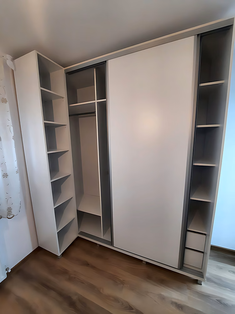 Dulap cu uși batante